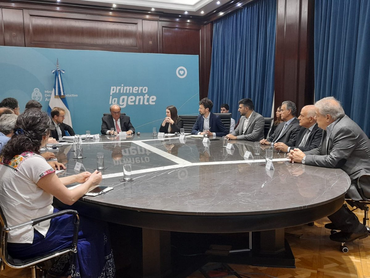🤝 El director de <a href="/ComercioCAME/">CAME - Comercio y Servicios</a>, @fctarrio, y la coordinadora de <a href="/FINANCAME/">Financiamiento CAME</a>, <a href="/CarolinaMarceca/">Carolina Marceca</a>, participaron en representación de #CAME de la reunión de Consejo de Monitoreo de Competitividad Pyme, encabezada por <a href="/dmvasco/">Vasco de Mendiguren</a>, en la que se lanzó el programa de Financiamiento #CreAr.