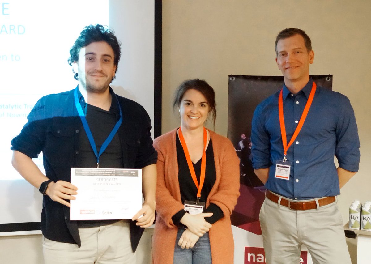 🏅 Jesús Redondo (<a href="/JesusRedox/">Jesús Redondo</a>) receives the Best Poster prize by <a href="/scito_Fundacio/">Fundació Scito</a> at the International Conference on Frontiers in #Electrocatalytic Transformations (#INTERECT22).
Presenting ‘Targeting challenges of α-Fe2O3 cathodes in catalysis’.
👉 nanoge.org/INTERECT22/home