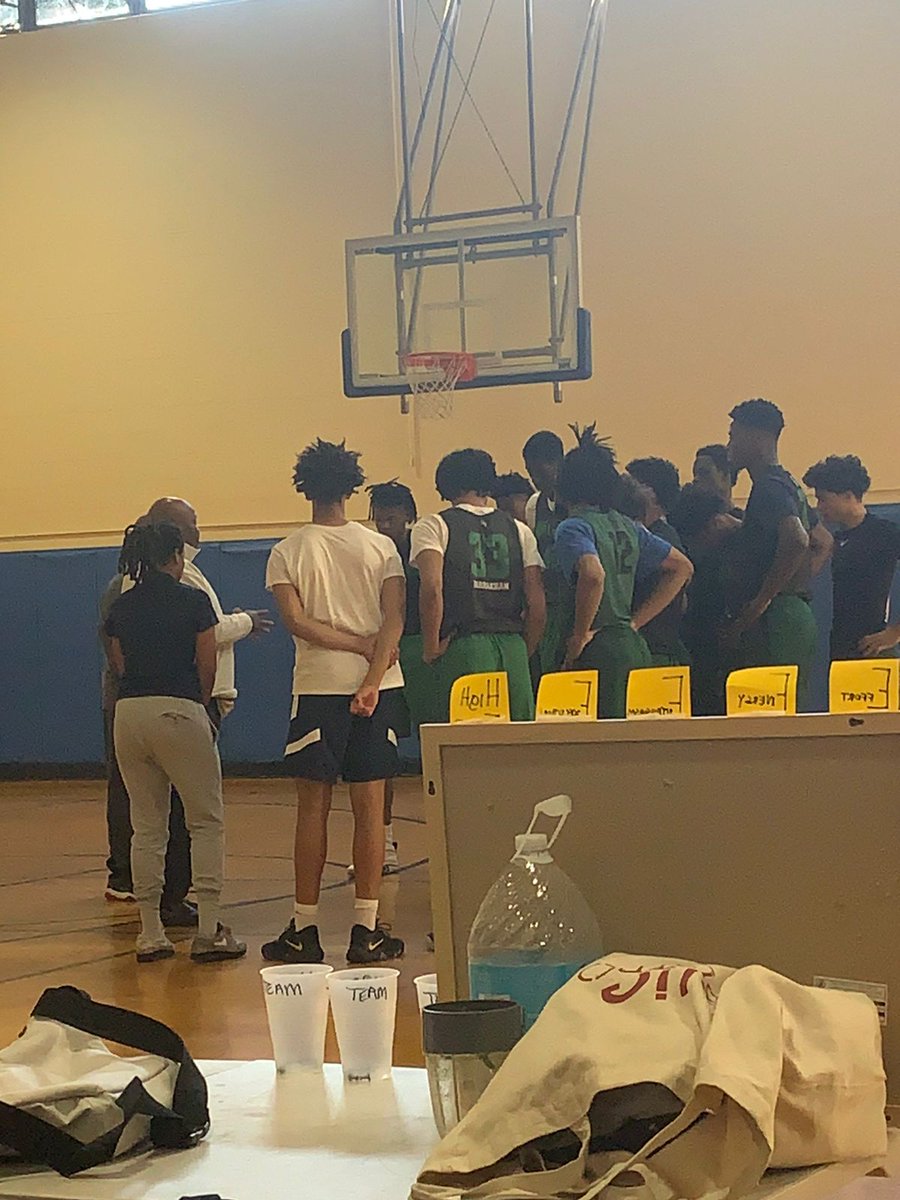 CBACADEMYSPAIN's tweet photo. Hoy despertamos con muchas ganas de conocer el mundo del baloncesto americano. 1🛑The Patrick School en Nueva Jersey para ver al ex compañero de la CBA, Assane. Este Instituto americano cuenta con Kyrie Irving entre sus antiguos alumnos!
#usatour22🇺🇸
#CBAcademy
#CBAmethod https://t.co/TJ7j2TAz6h