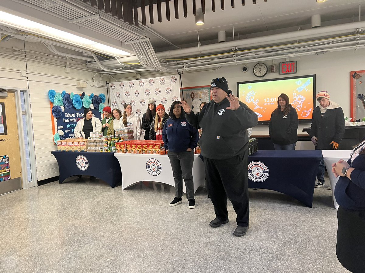 TheNewMS53's tweet photo. Every year M.S. 53 alumni Nick Paxino, owner of @WoodmereLanes gives back to the community he grew up in by donating 100+ turkeys and sides to our families. Sending a HUGE thank you to Nick and his team!  #ThanksgivingGiveback #TurkeyInABag https://t.co/Q8X3FvpfoB
