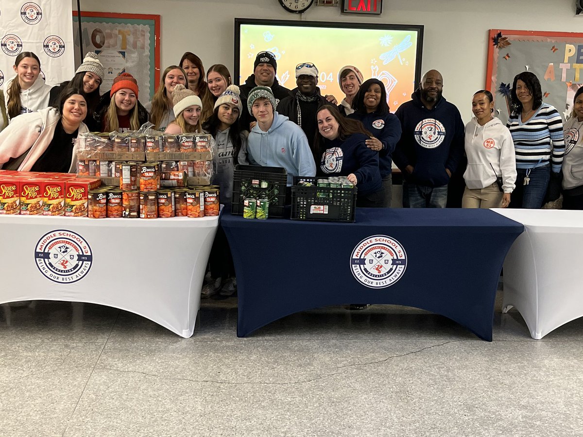 TheNewMS53's tweet photo. Every year M.S. 53 alumni Nick Paxino, owner of @WoodmereLanes gives back to the community he grew up in by donating 100+ turkeys and sides to our families. Sending a HUGE thank you to Nick and his team!  #ThanksgivingGiveback #TurkeyInABag https://t.co/Q8X3FvpfoB