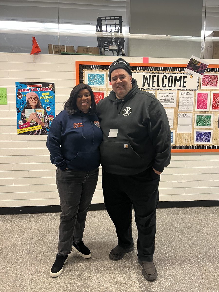 TheNewMS53's tweet photo. Every year M.S. 53 alumni Nick Paxino, owner of @WoodmereLanes gives back to the community he grew up in by donating 100+ turkeys and sides to our families. Sending a HUGE thank you to Nick and his team!  #ThanksgivingGiveback #TurkeyInABag https://t.co/Q8X3FvpfoB