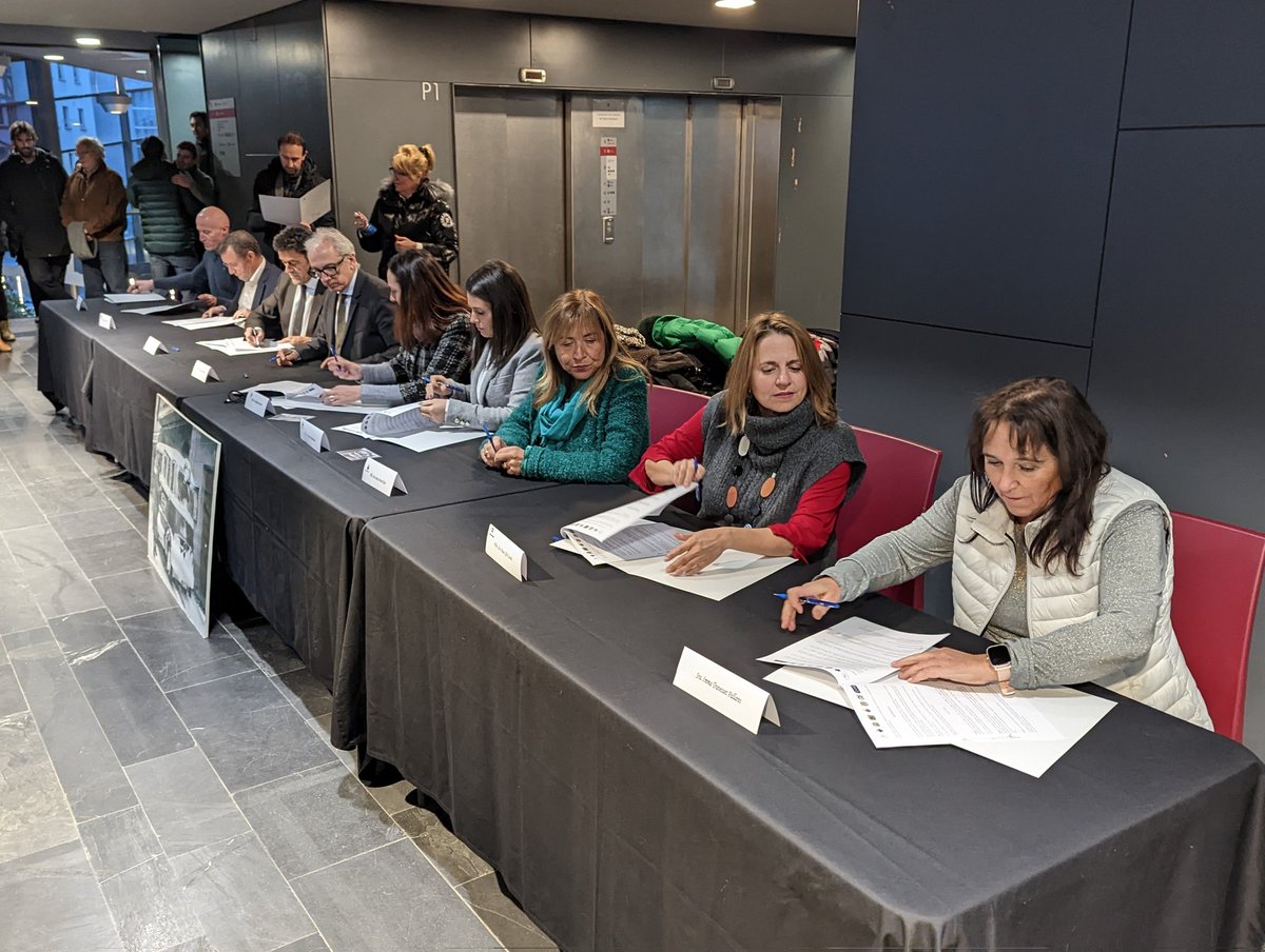 ☝️ La iniciativa que fa anys va impulsar <a href="/Gforne/">Guillem Forné</a> per a recuperar la paraula 'Clipol', finalment, ha donat els seus fruits.

📝 Tots els cònsols han signat el conveni perquè els autobusos parroquials passin a denominar-se 'Clipol'.

#SomAcció #Cultura