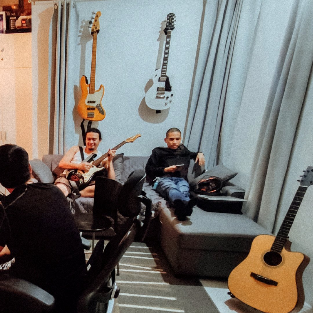 forgetfulbob's tweet photo. We've been keeping busy, working on the 2nd FBOB album with the homie Vince Enad in his home studio 🖤

We just wanted to give a quick update. We hope you guys are still with us, we can't wait to show you guys what we've been working on :') https://t.co/nsWBbCMqOP