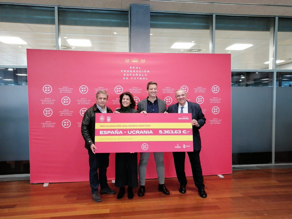 El Ayuntamiento de #LasRozas, representado por <a href="/juancabrerapor/">JUAN IGNACIO CABRERA.</a>, y la <a href="/rfef/">RFEF</a>, han hecho entrega esta mañana a Maite Vincuria, gerente de <a href="/fundacionava/">Fundación AVA</a>, del cheque de 5.300 € resultado de la recaudación del partido benéfico España-Ucrania, jugado en septiembre.