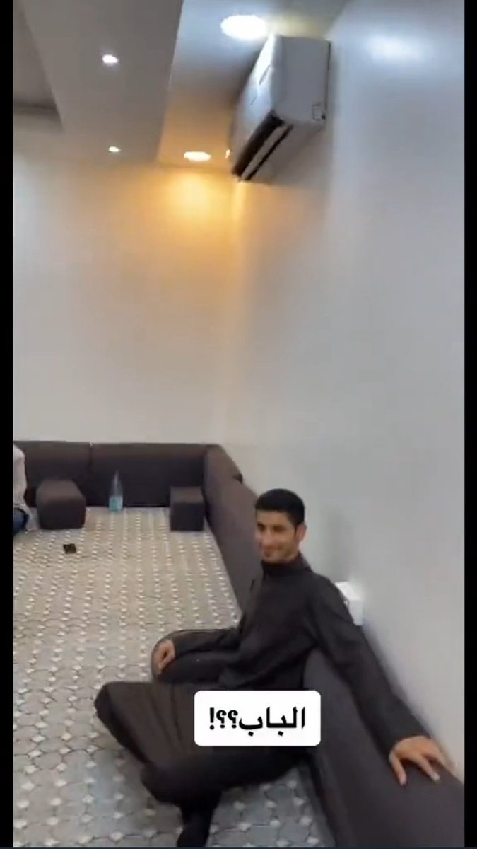 Porque no me van a poder convencer de que el dueño de casa no es este TIPAZO que observa como le acaban de vandalizar la entrada de su hogar. Amigo absoluto.