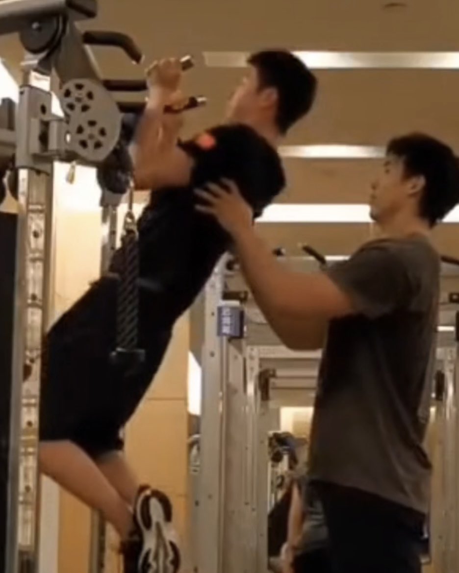 redsilklady's tweet photo. Still laughing over how they do pull ups 😂 https://t.co/6zcfoTel9x