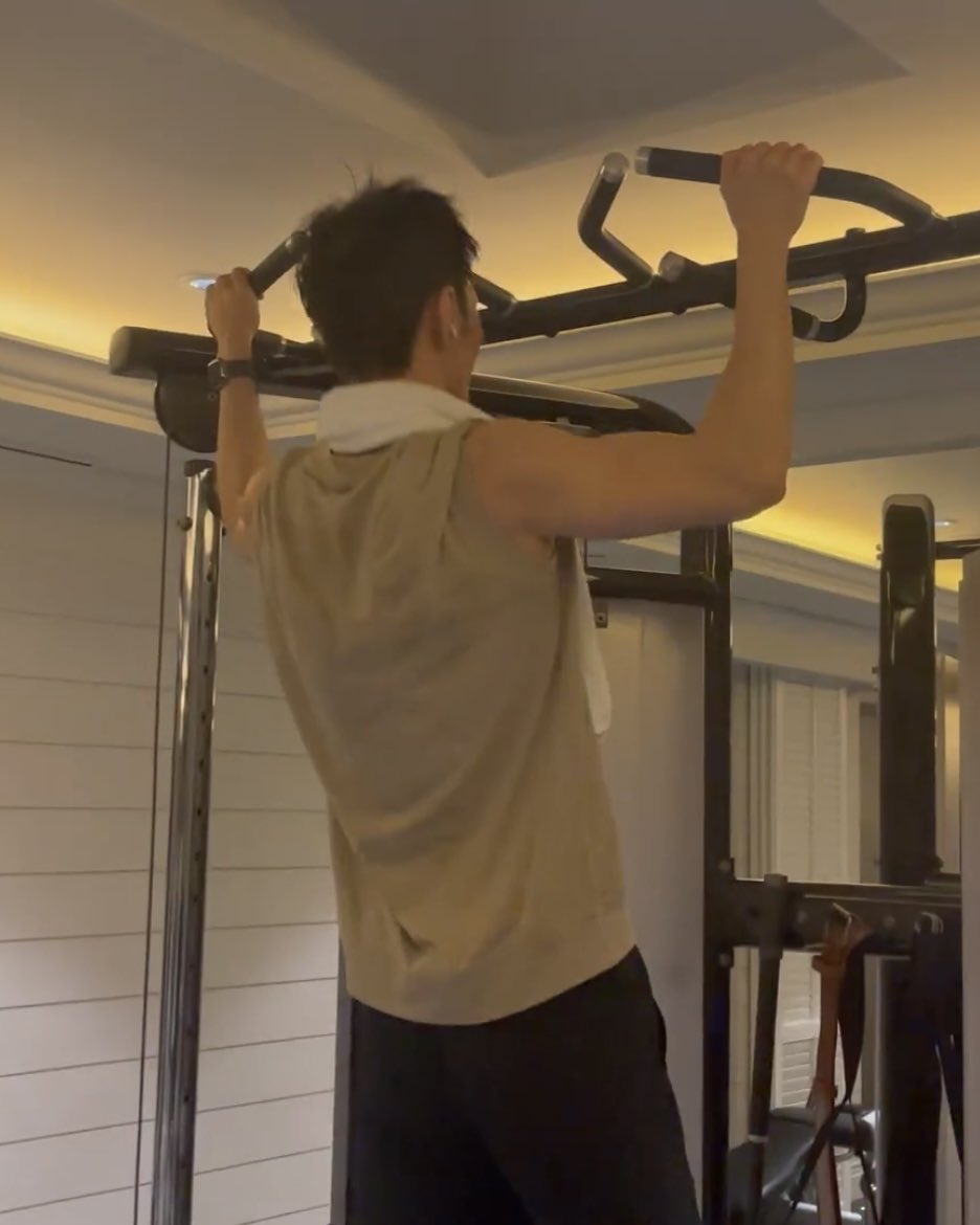 Still laughing over how they do pull ups 😂