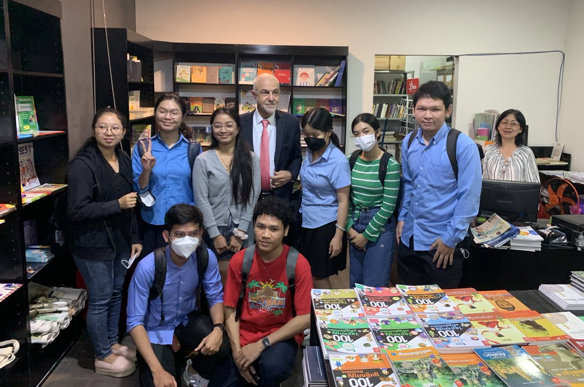 JMCambaceres's tweet photo. Conférence et dédicaces  à l’Institut français de #PhnomPenh,sur mon livre « #Sihanouk le Roi insubmersible » dans le cadre de l’hommage de la #France pour le 100 ème anniversaire de sa naissance et le 10ème de sa mort. Public attentif, et notamment beaucoup de jeunes. https://t.co/OHZW09zkib