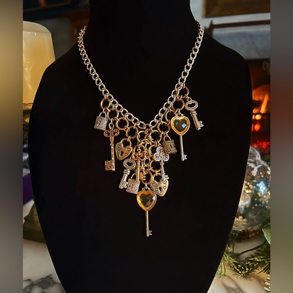 Sousa121090's tweet photo. So good I had to share! Check out all the items I'm loving on @Poshmarkapp from @sheri31412962 #poshmark #fashion #style #shopmycloset #1901 #unmarkedbeauty #stjohnsbay: https://t.co/VqdgWSoNFb https://t.co/vR8kPO36VB