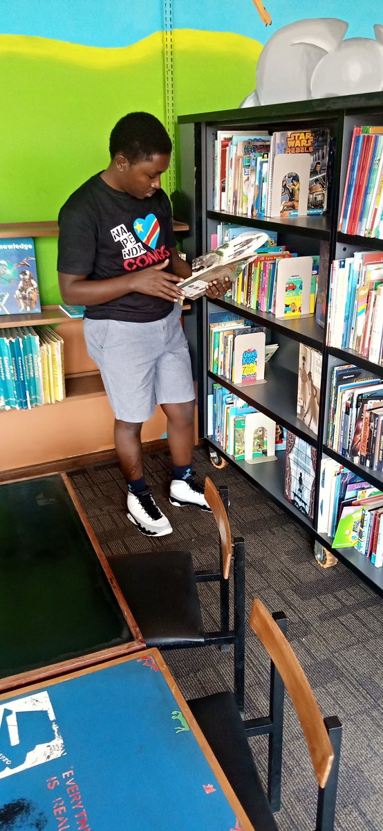 arsenebaguma's tweet photo. Il y a quelques mois je visitais cette librairie de la ville de #Harare, au #Zimbabwe et avait promis de leur envoyer des livres en français dont ceux que ma maison d'édition, @EditionsRdc produit. 

Je suis en train de constituer le lot car je dois les envoyer ce vendredi. https://t.co/YsD8j8nHBZ