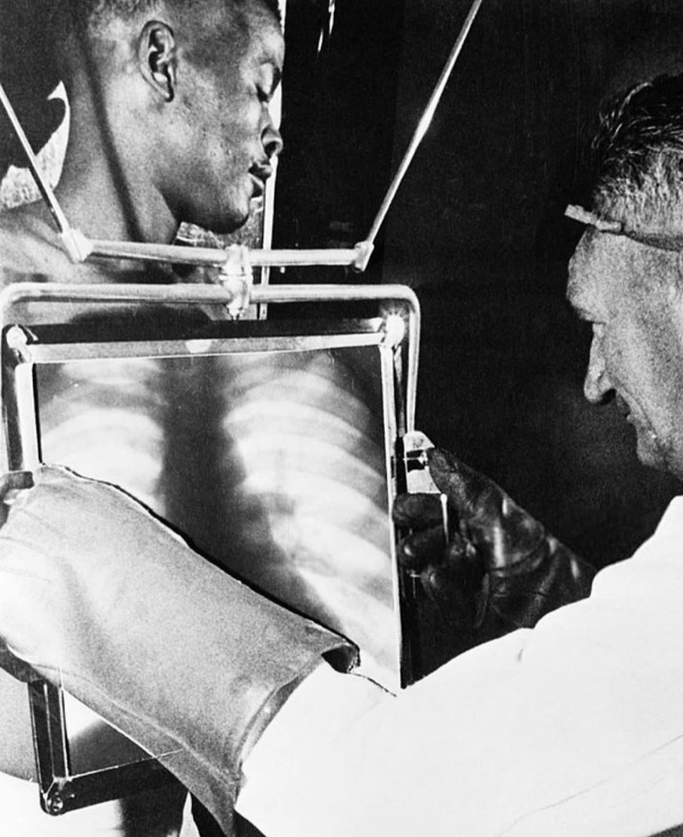 historyinmemes's tweet photo. Workers of the De Beers mines were X-rayed at the end of every shift before leaving the diamond mines in South Africa. 1954. https://t.co/pD1lWDficM
