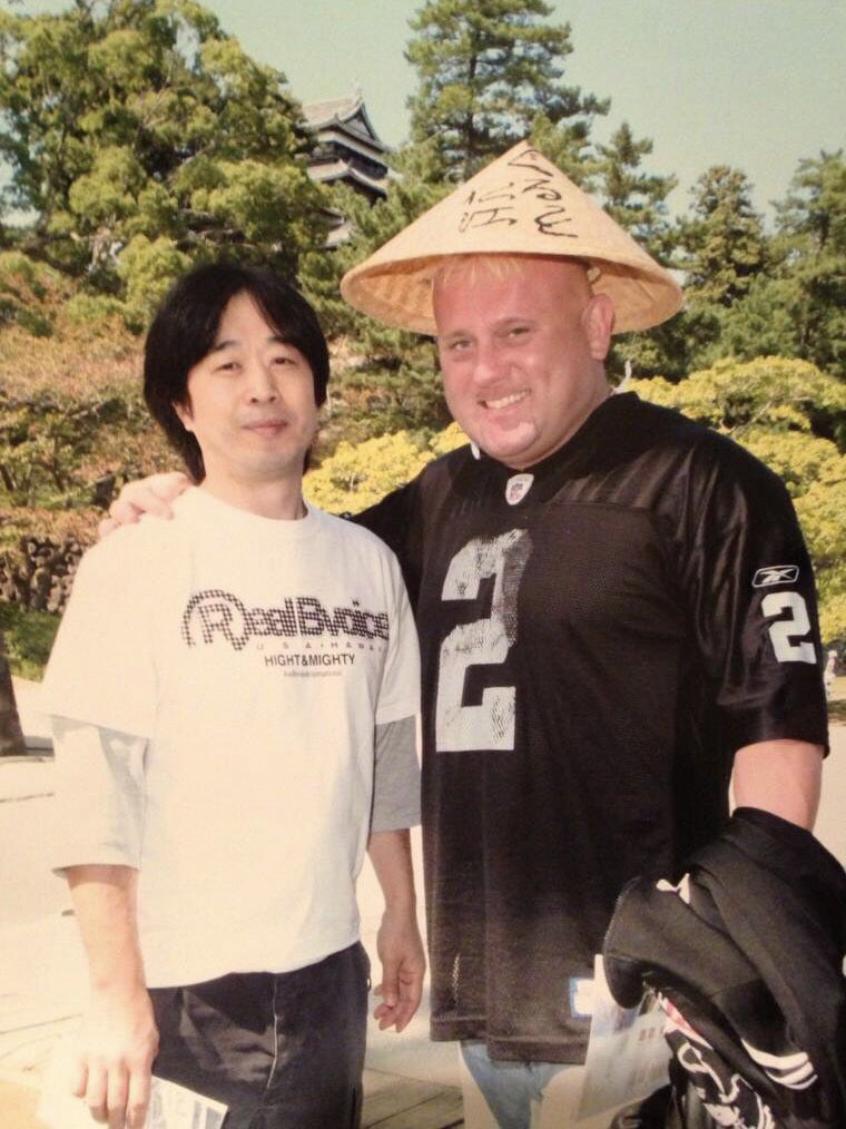 shu_nishinaga's tweet photo. 昨日、11月22日はバイソン・スミス選手の命日でした。
今年もこの写真を眺めています。
合掌。
#BisonSmith #noah_ghc #松江城 https://t.co/WBmPlMOPE3
