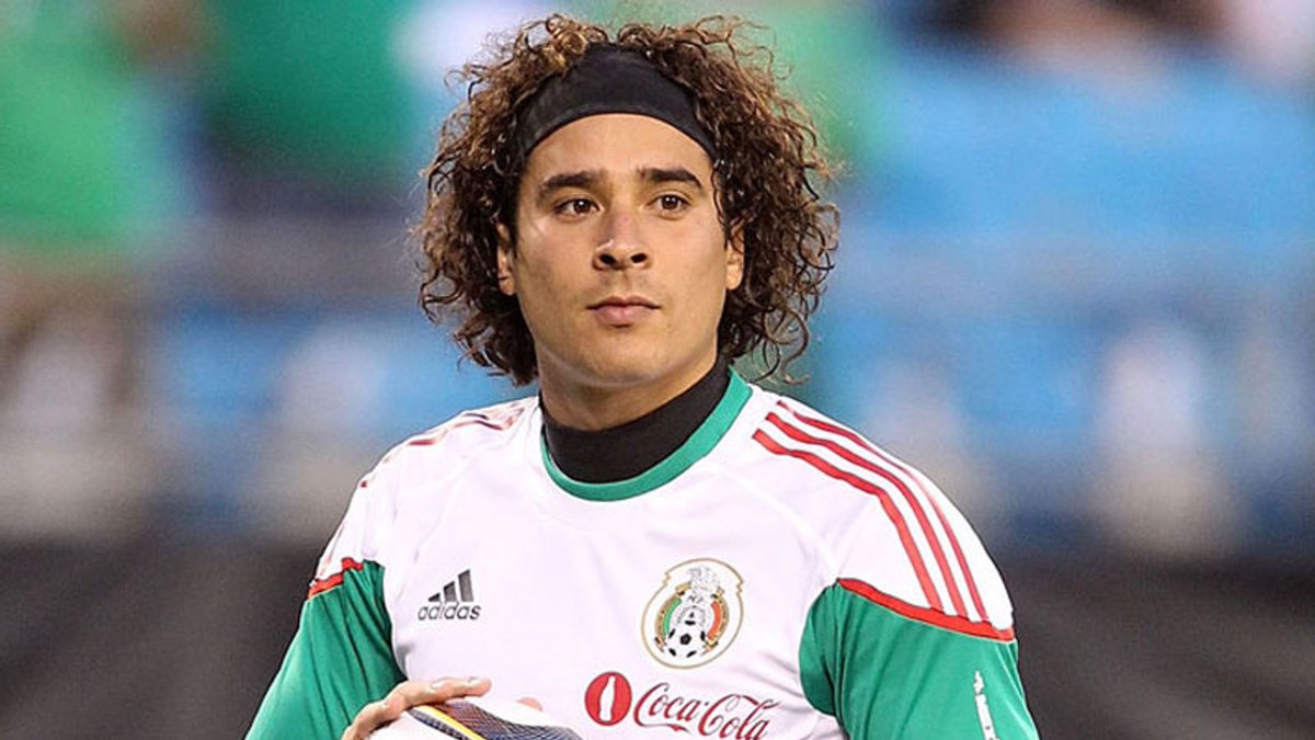 elizabeckerr's tweet photo. Ok so it’s not a USMNT doppelgänger, but I think it’s still important to note… Guillermo Ochoa = Mayor of Whoville. #MexicovsPoland https://t.co/O4yYdPguLN