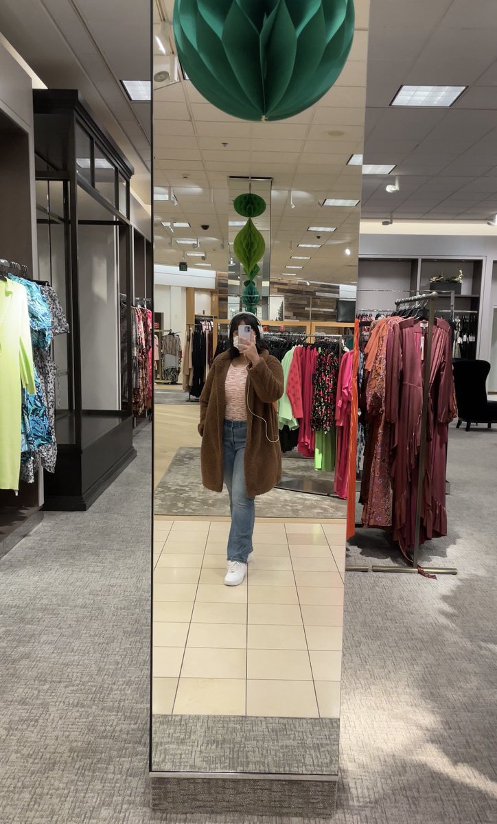 janaliyaa's tweet photo. i told myself i would study today but i ended up going to the mall smh https://t.co/TnxVd59XIT