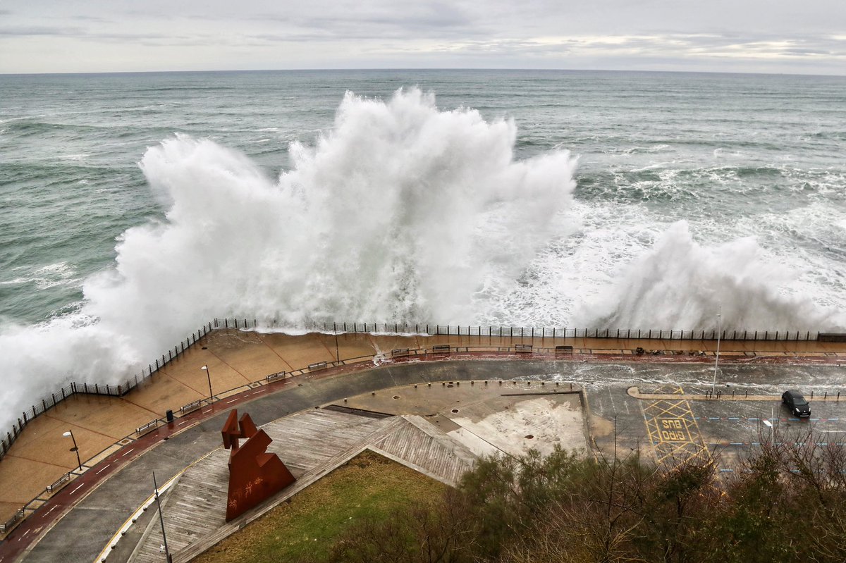 Oleaje en el paseo nuevo de Donosti. #olas #donosti #paseonuevo #temporal