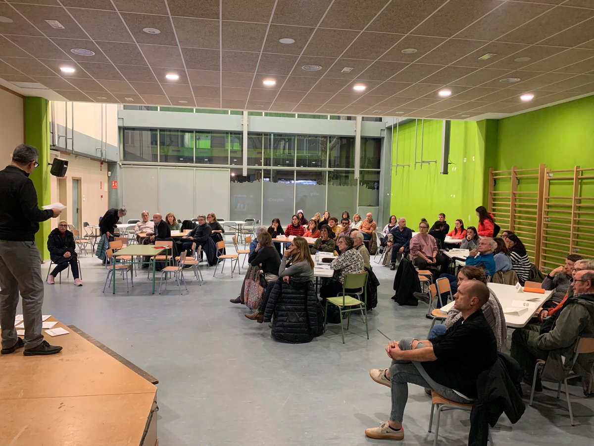 RosaSensat's tweet photo. Engeguem la primera trobada oberta del procés de reflexió sobre el futur de l’Associació. Moltes gràcies per participar! @lamirada @adominvi @mcomass1965 @inadal1 “Posem caps, cor i mans a treballar plegats”. https://t.co/KBul3UdN7T