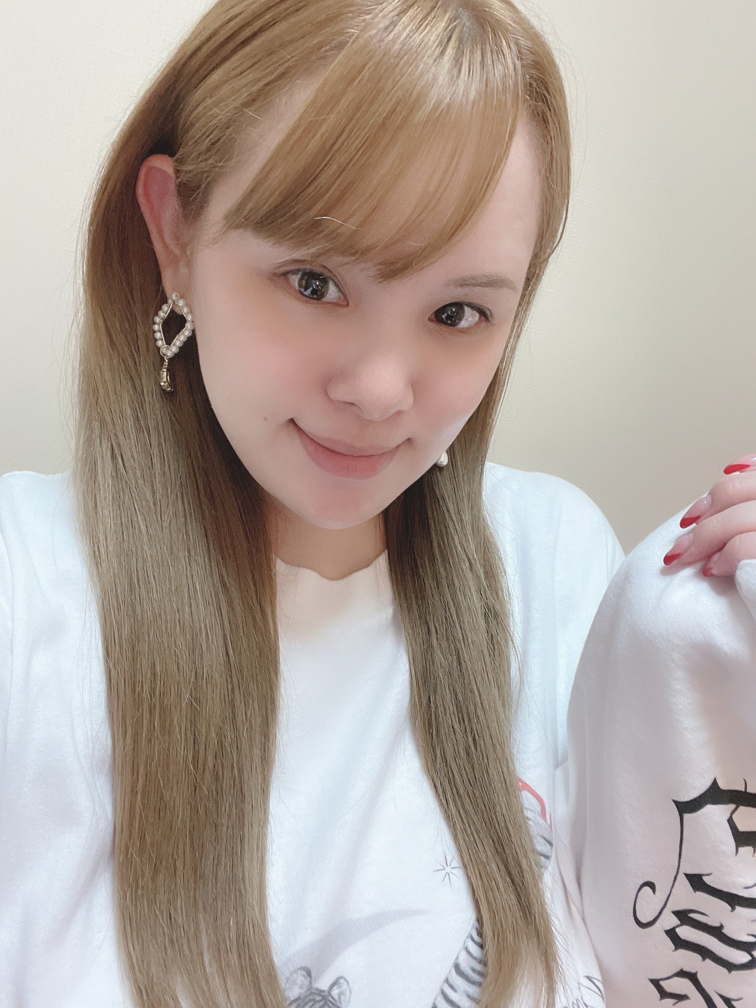 西村ニーナ on Twitter "ひっっっっさしぶりにストレート＆すっぴんの日だった👶🏻 西村ニーナグッズのロンTが大好きで自分でヘビロテ