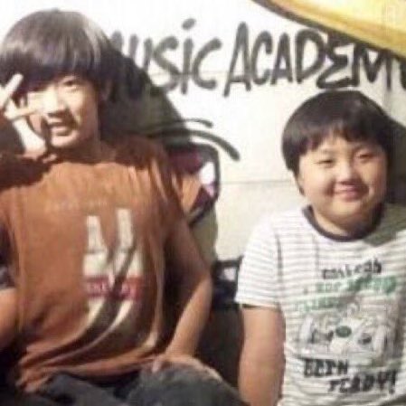 pm_babemu's tweet photo. น้องโดยองบอกเจอพี่จุนคนแรก ก็ต้องคนแรกอยู่แล้วมั้ยเจอกันตั้งแต่ตัวเท่าต้นถั่วเขียวทั้งคู่ น่ารักมากทูคิมทูใจ https://t.co/tOYBgHGW2d