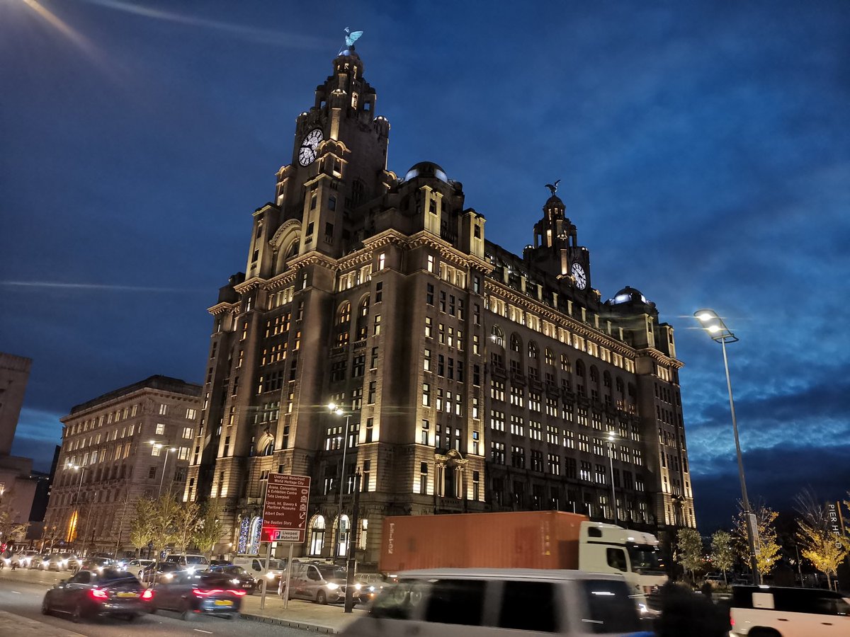 Wow, #Liverbuilding #Liverpool looks dazzling this evening 😍🌃
