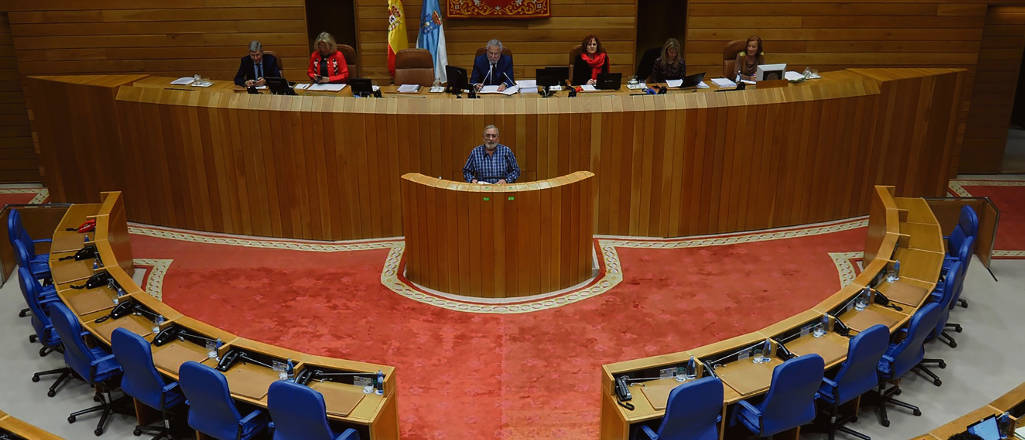 JesuPinheiro's tweet photo. Unha imaxe de hoxe no Parlamento. O presidente da @orgaccmm defendendo na Cámara unha ILP polo monte veciñal avalada por 12.000 sinaturas sen que estivesen para escoitalo nin un só membro do Goberno galego. Tampouco o conselleiro de Medio Rural. https://t.co/V0NHv2RTKN