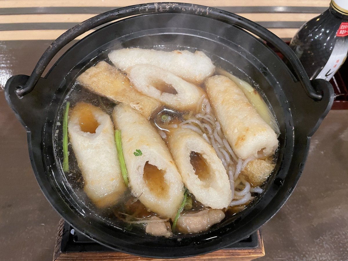 ExploreJapanAR's tweet photo. كيريتانبو وهو أحد أطباق أكيتا المحلية، وهو عبارة عن أرز مطبوخ يتم هرسه ولفه حول سيخ ليتخذ شكل أنبوب. ويتم تقديمه في قدر ساخن مع الخضار كالبقدونس الياباني والفطر والجزر وقطع الدجاج وغيرها من مكونات شهية. هذا الطبق الياباني التقليدي شهي وصحي ومناسب لفصل الخريف والشتاء😋🌾 https://t.co/c7O9f5U5MF