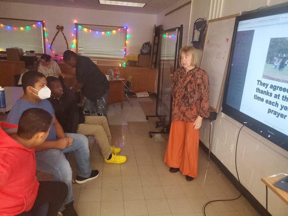 lindsayfamilies's tweet photo. Mr. G &amp; Ms. B's class cooked a Thanksgiving dinner and also learned about the history presented from colonist, native, and those who were enslaved perspectives. They also enjoyed trying on colonial clothing. @CAltonLindsay @HCS_TitleI @HamptonCSchools https://t.co/IXRN4GXcdC