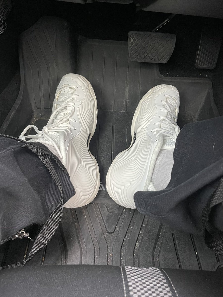 ridlaye's tweet photo. CDG Foamposite https://t.co/ZjY7WShnEy