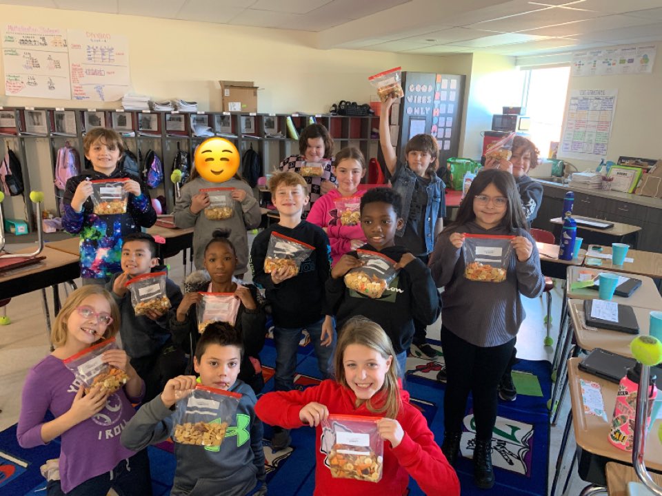 MrsAmsinger's tweet photo. Spent our morning learning about the first Thanksgiving meal and made Mayflower Munch to represent the important parts of the first Thanksgiving! https://t.co/07sHx45IC7