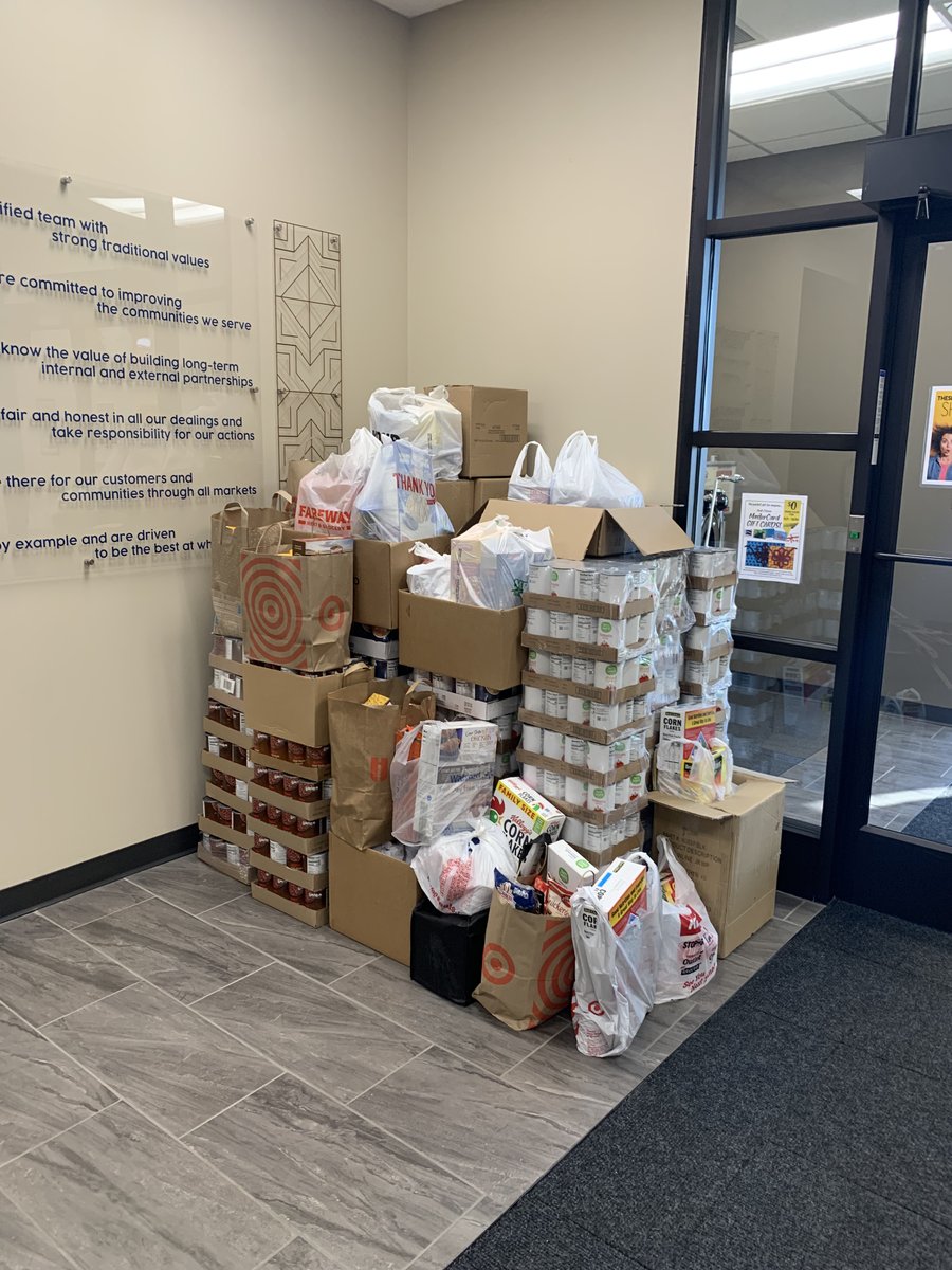 MyFCBank's tweet photo. Our Mason City West location presented a $1,549 check and donated a truck load of food to Hawkeye Harvest Food Bank this morning. Thanks to our employees and customers who helped make our Give Thanks Food Drive a success! #FCBGivesBack https://t.co/siRj2ccZnE