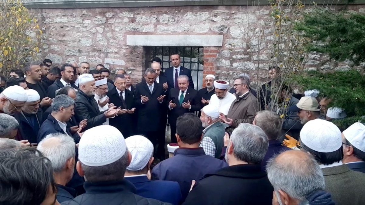 DIBAliErbas's tweet photo. Prof. Dr. Raşit Küçük hocamız sadece bir hadis âlimi değildi aynı zamanda iyi bir öğretmen, iyi bir hoca, iyi bir idareci ve öğrencilerinin dert babasıydı.

Hocamızı bugün Fatih Camii’nde hüsn-ü şehadetlerimizle ebedi âleme uğurladık. Mekânı cennet, makamı ali olsun. https://t.co/sicA2Wfops