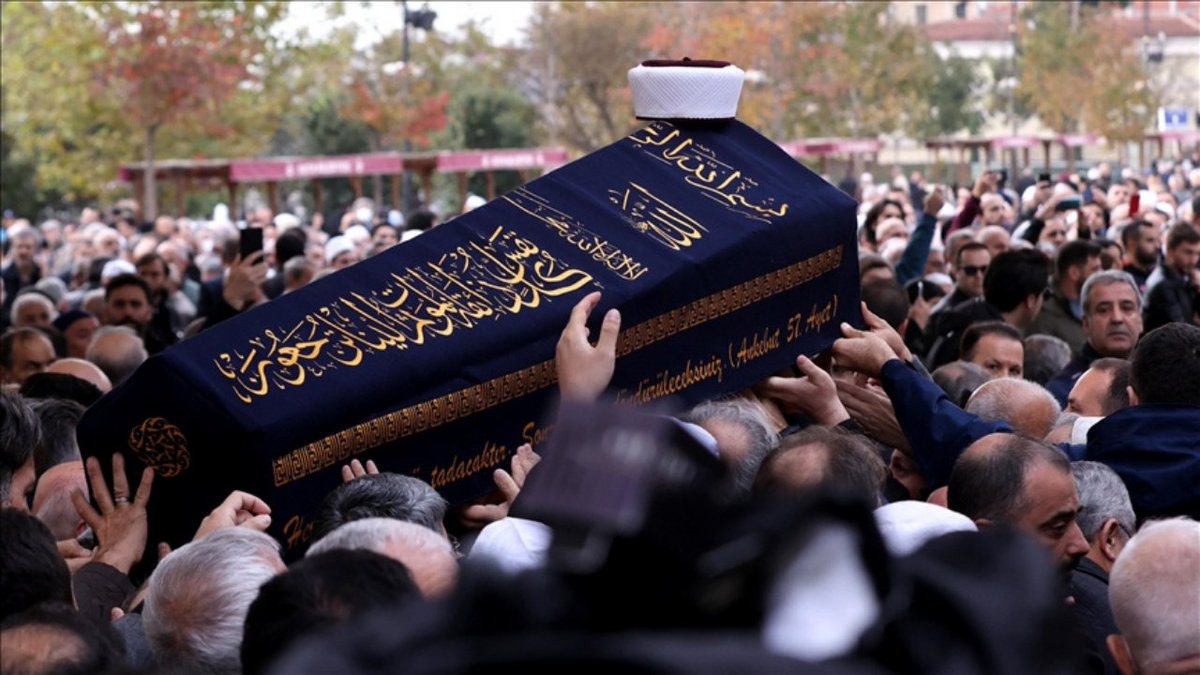 DIBAliErbas's tweet photo. Prof. Dr. Raşit Küçük hocamız sadece bir hadis âlimi değildi aynı zamanda iyi bir öğretmen, iyi bir hoca, iyi bir idareci ve öğrencilerinin dert babasıydı.

Hocamızı bugün Fatih Camii’nde hüsn-ü şehadetlerimizle ebedi âleme uğurladık. Mekânı cennet, makamı ali olsun. https://t.co/sicA2Wfops