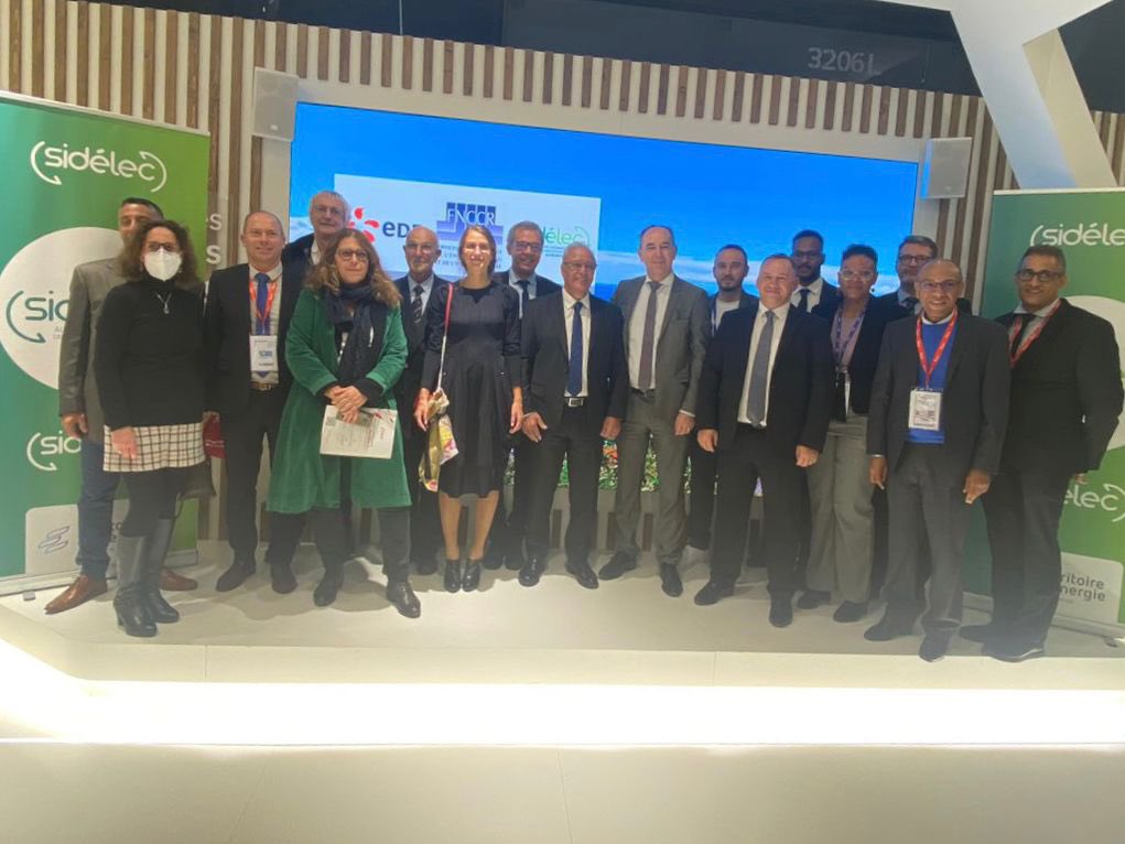 ✍️Après des mois de négociation le contrat de concession vient d’être signé entre EDF à La Réunion et le SIDELEC, une étape importante pour le territoire 🇷🇪 qui va marquer les trente prochaines années !