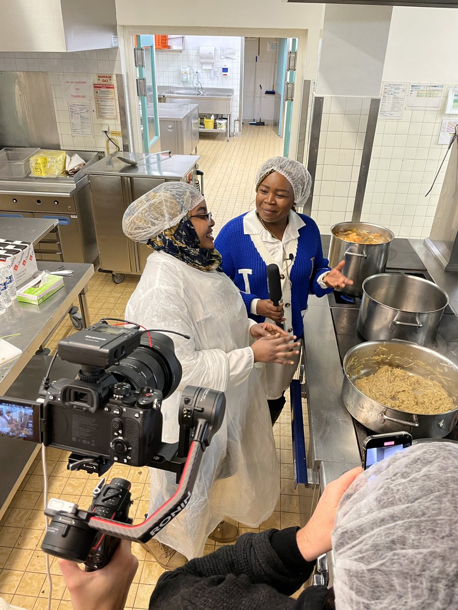 UNHCRfrance's tweet photo. "Le matin, j’ai fait la connaissance de Samah, réfugiée soudanaise elle aussi, qui a cuisiné des plats traditionnels pour les collégiens avec l’aide de l’association Bande de Cheffes. Les élèves ont bien apprécié le damah, plat à base de poulet, légumes et épices !" #INTERACT2022 https://t.co/kkQdW7GNHd