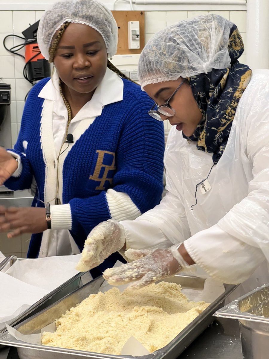 UNHCRfrance's tweet photo. "Le matin, j’ai fait la connaissance de Samah, réfugiée soudanaise elle aussi, qui a cuisiné des plats traditionnels pour les collégiens avec l’aide de l’association Bande de Cheffes. Les élèves ont bien apprécié le damah, plat à base de poulet, légumes et épices !" #INTERACT2022 https://t.co/kkQdW7GNHd