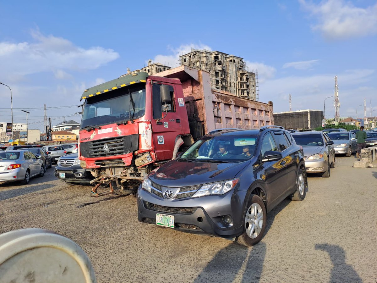 followlastma's tweet photo. [5:45PM] #LekkiEpeExpWay #TrafficUpdate 

Busy vehicular movement from Marwa inward Ikate and Chisco respectively due to the high influx and queue from Conoil petrol station.

Movement from Chisco to Jakande is building up while Jakande connecting Igbo efon chevron is good. https://t.co/AqRo2qKlkp