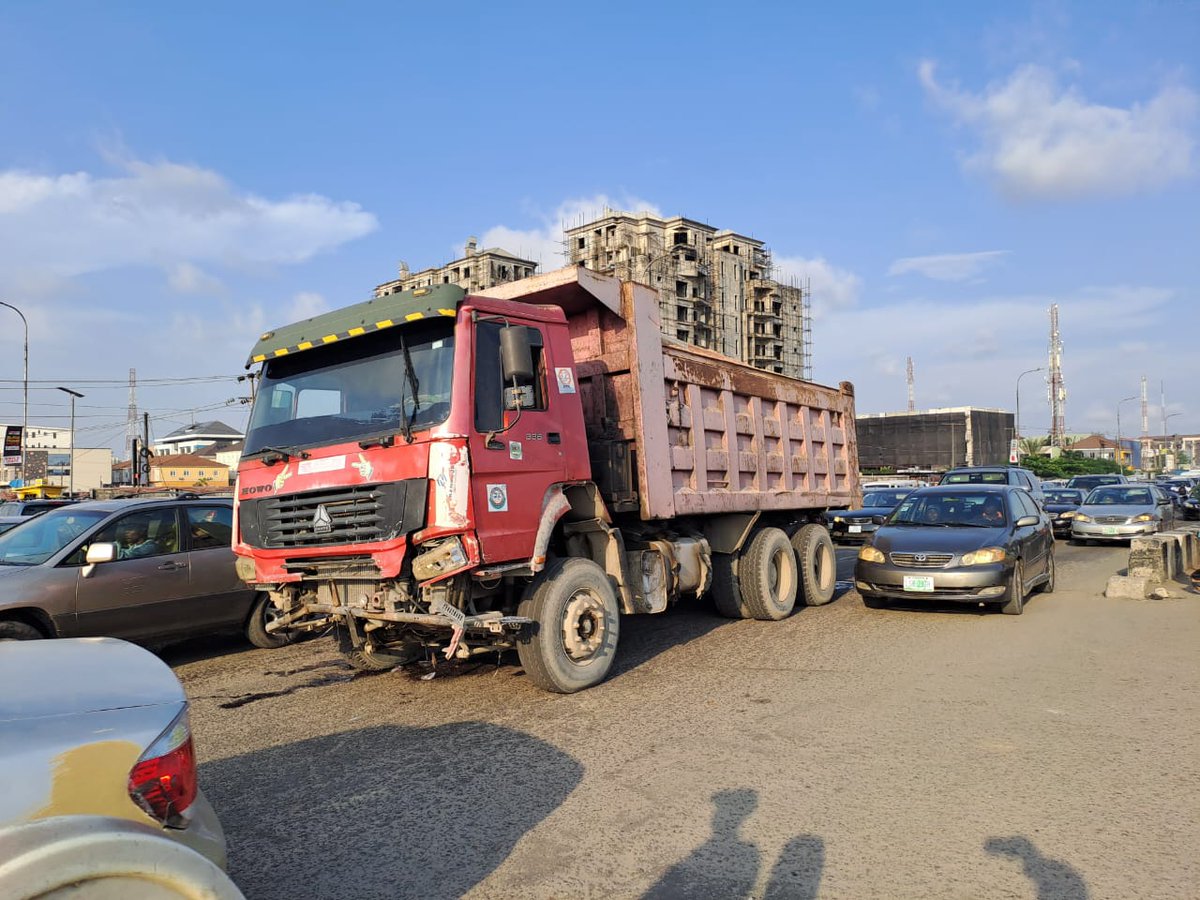 followlastma's tweet photo. [5:45PM] #LekkiEpeExpWay #TrafficUpdate 

Busy vehicular movement from Marwa inward Ikate and Chisco respectively due to the high influx and queue from Conoil petrol station.

Movement from Chisco to Jakande is building up while Jakande connecting Igbo efon chevron is good. https://t.co/AqRo2qKlkp