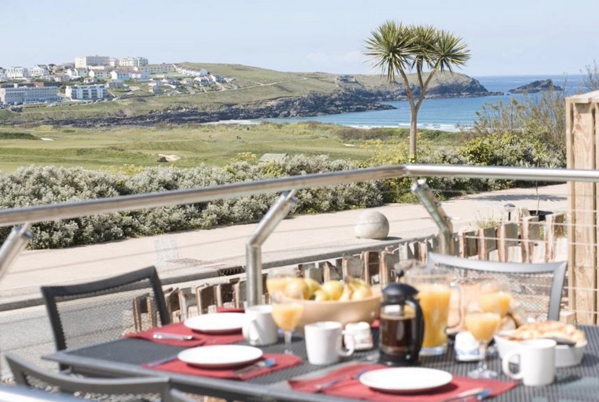 sccornwall's tweet photo. ✨Deal of the day ✨

Cinq 5 Zinc, #Newquay 

Perfectly located just a short stroll from #FistralBeach - with the views to match! Cinq is the ideal choice for  #seaside #holiday this season. Enjoy 10% off your booking before 16th December!
More here: https://t.co/cz4zSpQBVO https://t.co/IgGqrKmoGf