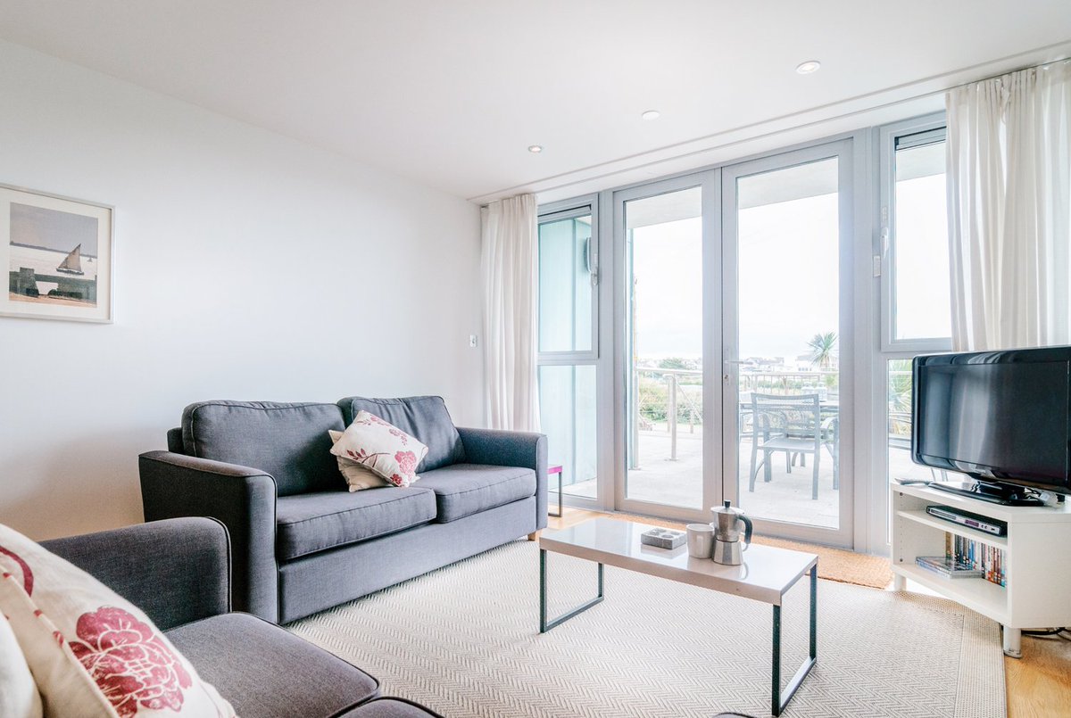 sccornwall's tweet photo. ✨Deal of the day ✨

Cinq 5 Zinc, #Newquay 

Perfectly located just a short stroll from #FistralBeach - with the views to match! Cinq is the ideal choice for  #seaside #holiday this season. Enjoy 10% off your booking before 16th December!
More here: https://t.co/cz4zSpQBVO https://t.co/IgGqrKmoGf