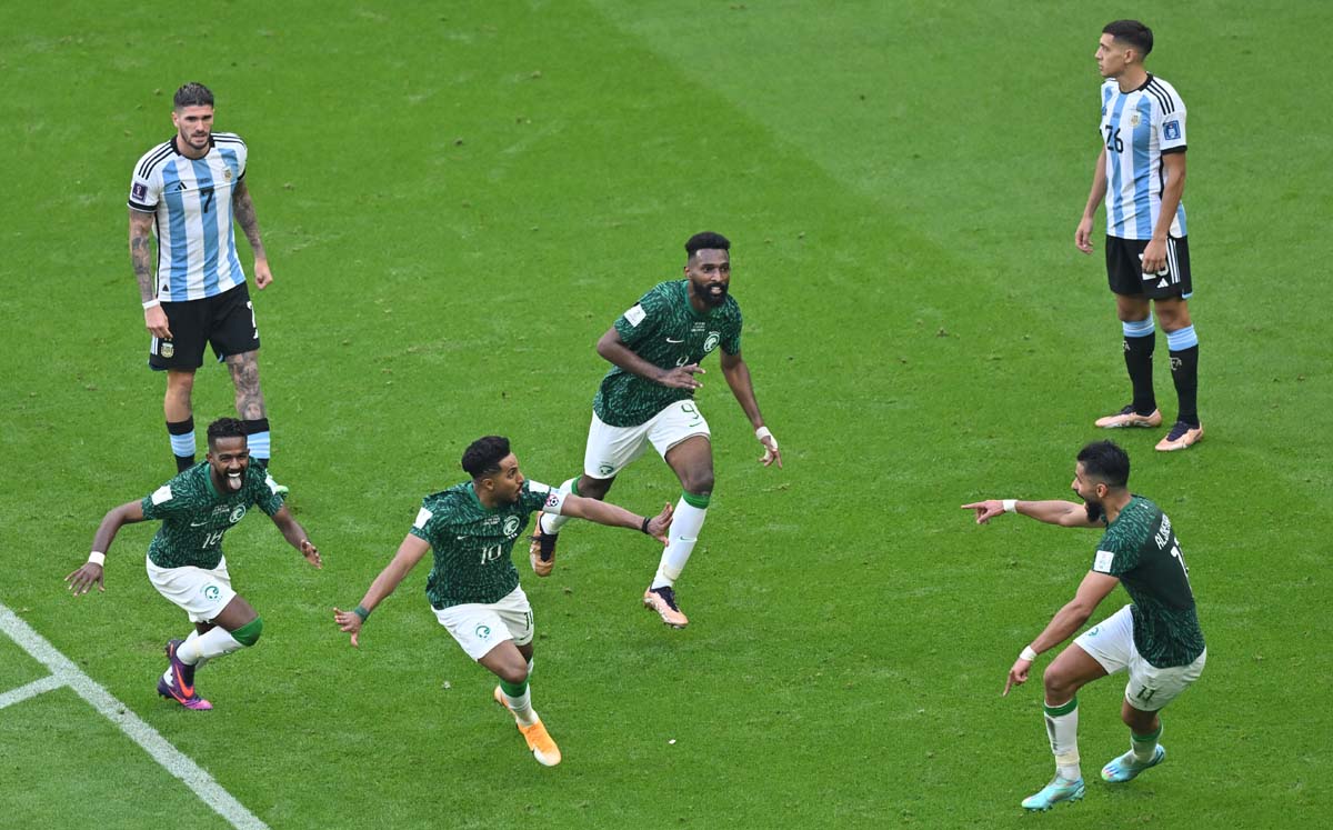 5) Argentina 1-2 Arabia Saudita

Confirmado: empezó el Mundial. Primer gran planteo, a cargo de Renard. Forzó que su rival sea más directo que asociativo. Lo alejó de su fuerte. Concentración y contundencia. Argentina se tentó demasiado con esa última línea tan adelantada.