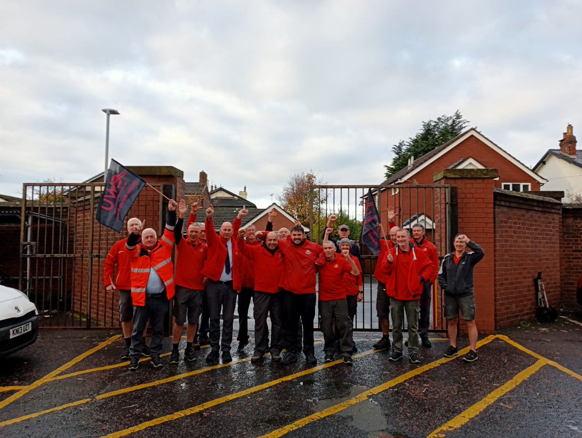 CWUnews's tweet photo. Formby DO have no confidence in Royal Mail Group CEO Simon Thompson #StandByYourPost https://t.co/5kFxWiyYnV