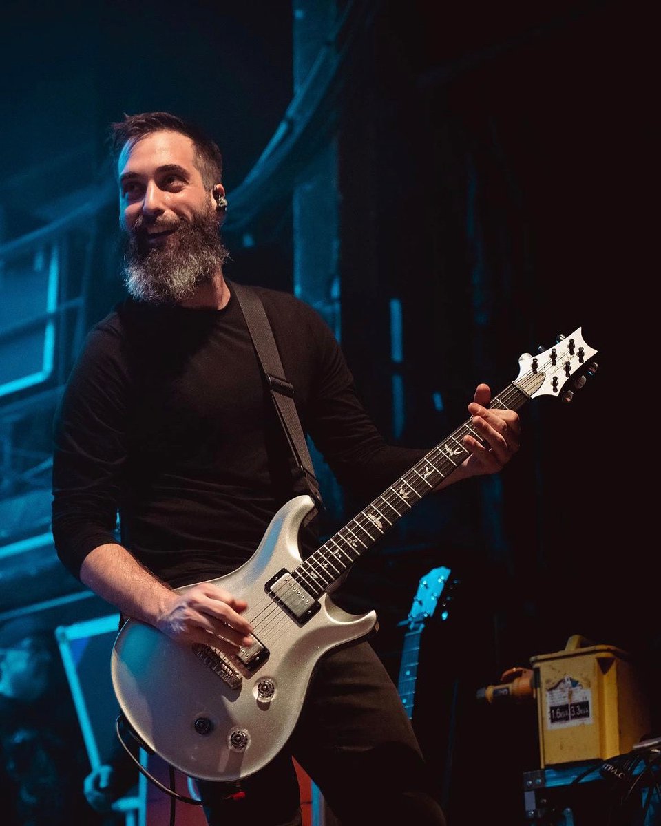 JonJourdan87's tweet photo. Making sound with @MammothWVH
📸 @AndraiaAllsop
#mammothwvh #prsguitars #myprs #evhgear #frostgiantelectronics #eqd #earthquakerdevices #fortinpedals #dunloppicks #templeaudio #mxrpedals #jhaudio #grateful #paris #france #pawnsandkingstour https://t.co/URupUArL8g