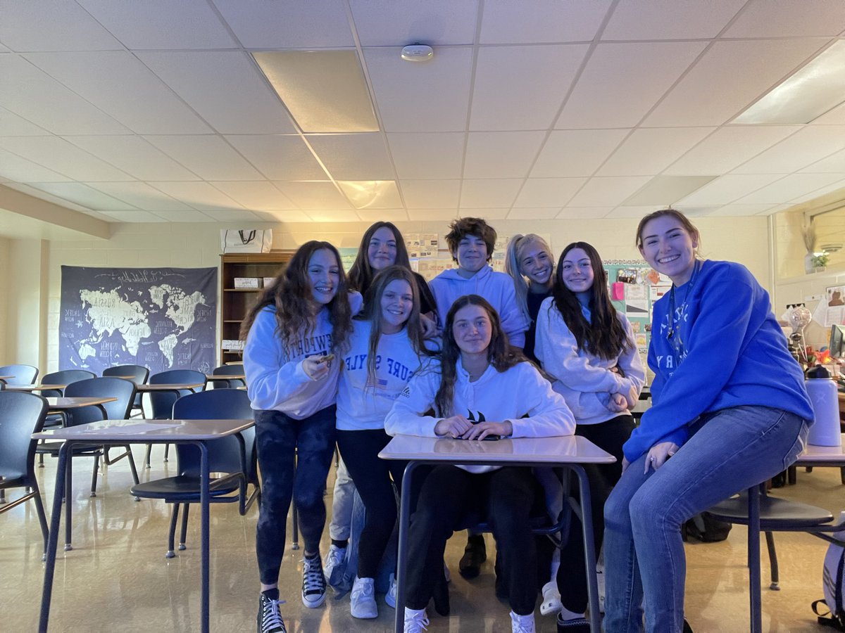 KortneeMatzura's tweet photo. Friendsgiving with my lunch club was a total hit! What a great way to start off break! #spartanstrong #mecsd @MECSDSpartans https://t.co/D2lfyvdb3W