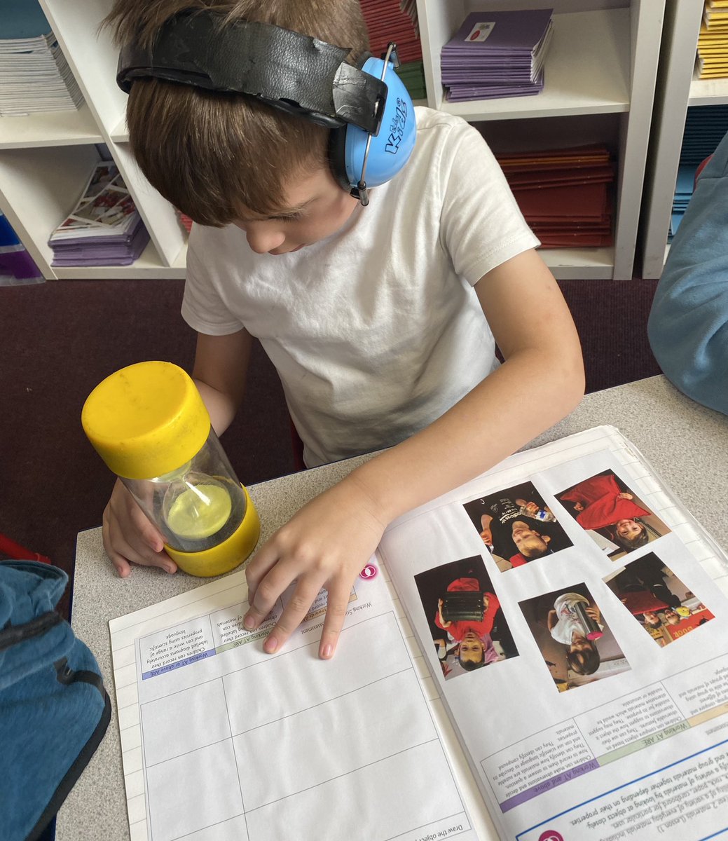 Roscoe_Primary's tweet photo. Today, year 2 identified what materials different items were made from and even listed their properties! #RP_year2 #RP_science https://t.co/qsi5TXlxEi