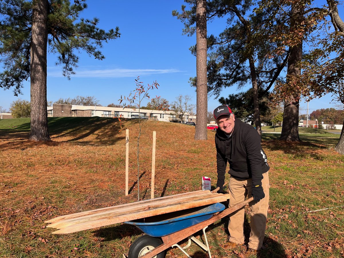 BrandFuel's tweet photo. Our Va Beach team helped Lynnhaven River NOW @lrnow, a grassroots environmental nonprofit, restore and protect the #VirginiaBeach waterways through a day of planting 292 trees! #ReciprocityRoad #BrandGood https://t.co/bnnzSueRAf