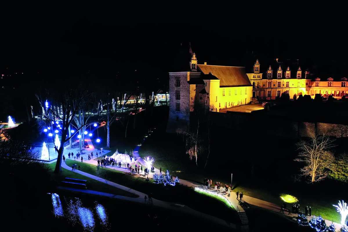 🎅[La féerie de Noël à Châteaubriant]🎄
À partir du 2 décembre, la Ville de #Châteaubriant va se parer de ses plus belles décorations de #Noël pour émerveiller les Castelbriantais.
Retrouvez le programme complet des #animations de Noël ici 👉 bit.ly/3i5RaCq