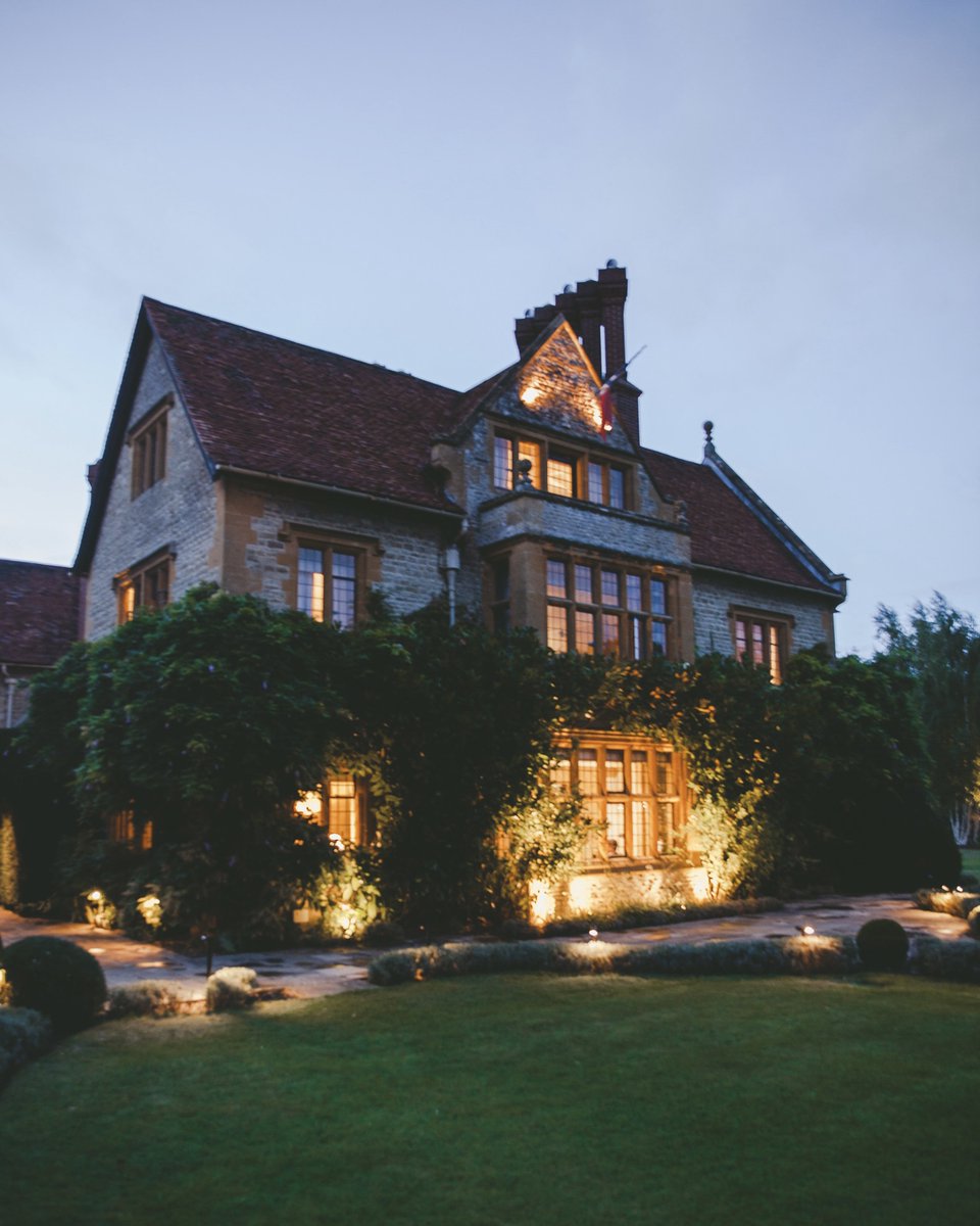 lemanoir's tweet photo. Our cosy retreat in the heart of Oxfordshire. 

As cold weather beckons and your long-awaited winter break approaches, wrap up the year in style and be caught up in the midst of jolly times. 

https://t.co/BLAxF4ehiS

📷 by sheilaconde 
#TheArtOfBelmond 
#Oxfordshire https://t.co/s3TRmGVb5Z