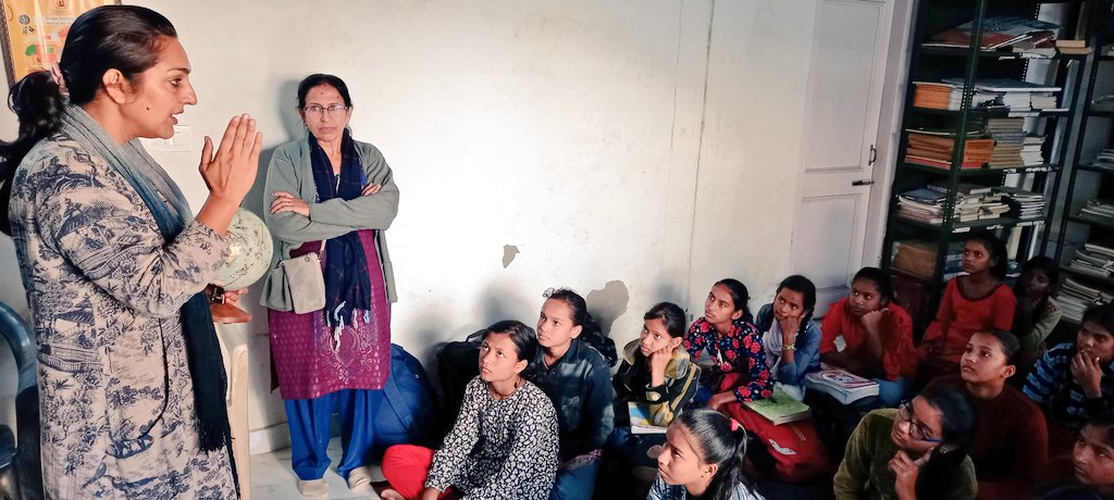 ChitraSarwara's tweet photo. आज #IDRISHFOUNDATION के प्रोजेक्ट सायंकालीन कक्षा में छोटे-छोटे बच्चों को पढ़ाने का मौका मिला।
इस मौके पर उनके साथ भूगोल-शास्र के विषय पर चर्चा करी।
@ArvindKejriwal @AamAadmiParty https://t.co/LbbTevTu0N