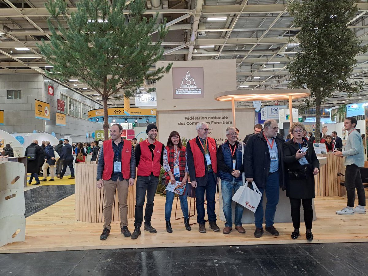 Une belle journée aux <a href="/salondesmaires/">Salon des Maires et des Collectivités</a> à Paris pour échanger avec les élus sur la filière bois.
Nous serons présents jusqu'à jeudi avec la <a href="/fncofor/">FNCOFOR</a>, <a href="/BoisDesAlpes/">BOIS DES ALPES™</a>, <a href="/certif_BTMC/">Certification BTMC™</a> et bien d'autres encore 🌲🌳