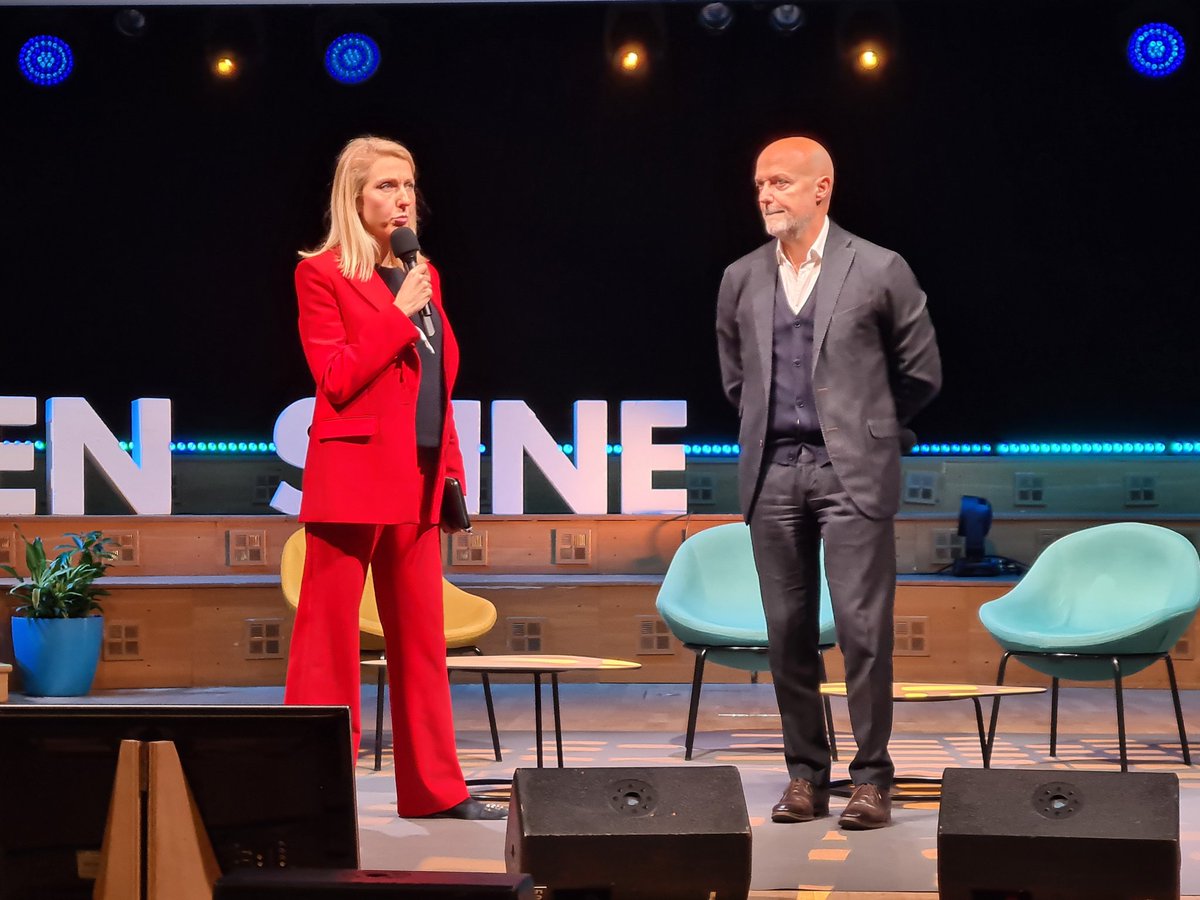 CarolineDervil's tweet photo. Déjà la fin @LouettePierre annonce 6000 participants 🎉🎉 un record pour @MediasEnSeine ! @SibyleVeil se satisfait de la mobilisation de la jeunesse. Bon maintenant on regarde le film #servicepublic de @salhiabrakhlia qui raconte d'abord sa genese 🤗 #MES5 https://t.co/K1Ghec77I8